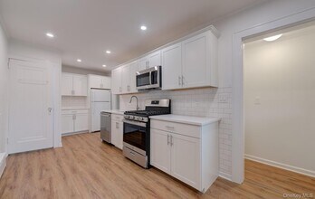 23 Park Ave in Oyster Bay, NY - Building Photo - Building Photo