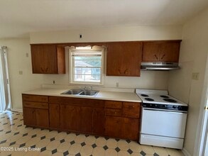 162 Robin Rd in Louisville, KY - Building Photo - Building Photo