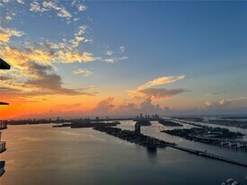 1900 N Bayshore Dr in Miami, FL - Building Photo