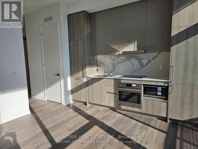 225 Commerce St in Vaughan, ON - Building Photo - Building Photo