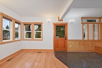 8752 Dayton Ave N, Unit B in Seattle, WA - Foto de edificio - Building Photo