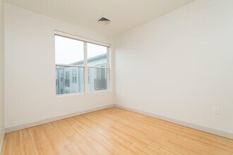 320 D St, Unit 158 in Boston, MA - Foto de edificio - Building Photo