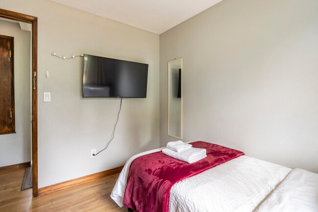 1803 N 200th St in Shoreline, WA - Foto de edificio - Building Photo