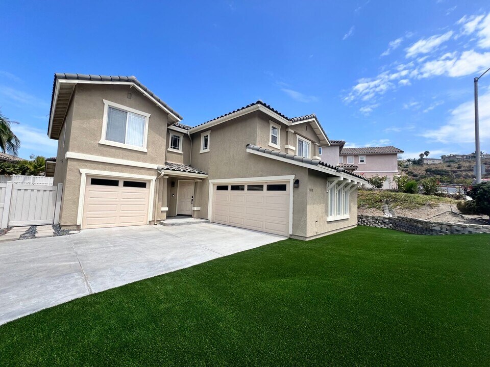 10138 Challenger Cir in Spring Valley, CA - Building Photo