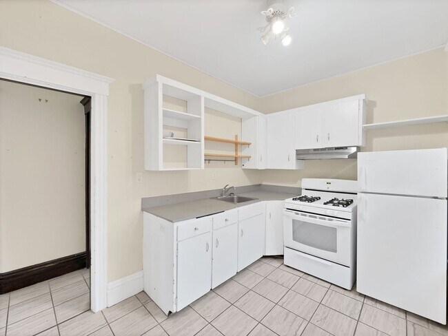 305 Charlton Ave W in Hamilton, ON - Building Photo - Building Photo