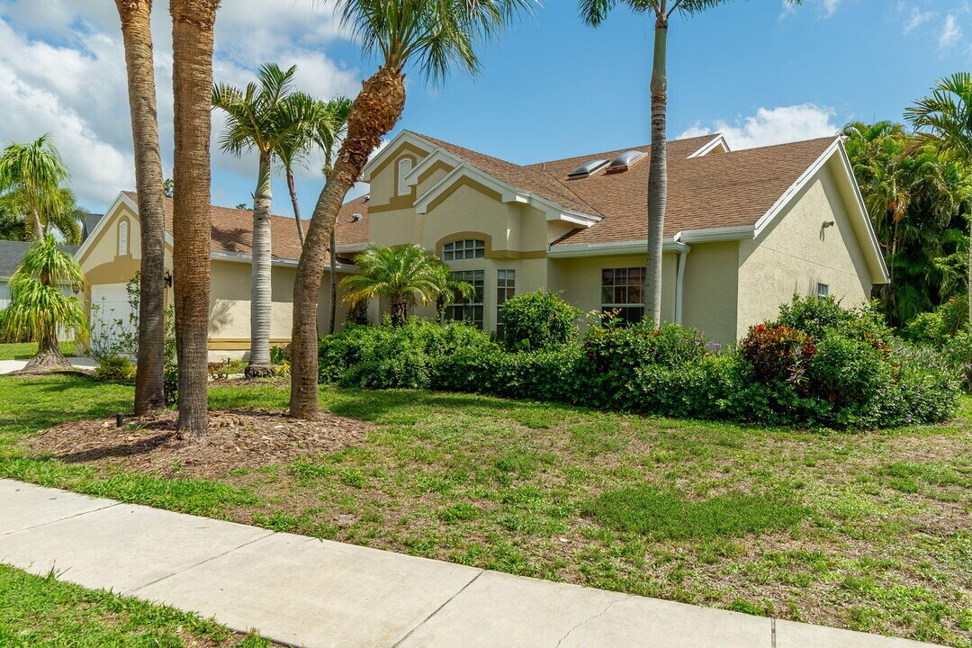 1070 Sweet Briar Pl in Wellington, FL - Building Photo