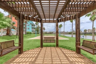Residence at West Beach in Galveston, TX - Foto de edificio - Building Photo