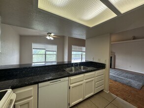 6250 W Flamingo Rd in Las Vegas, NV - Building Photo - Building Photo