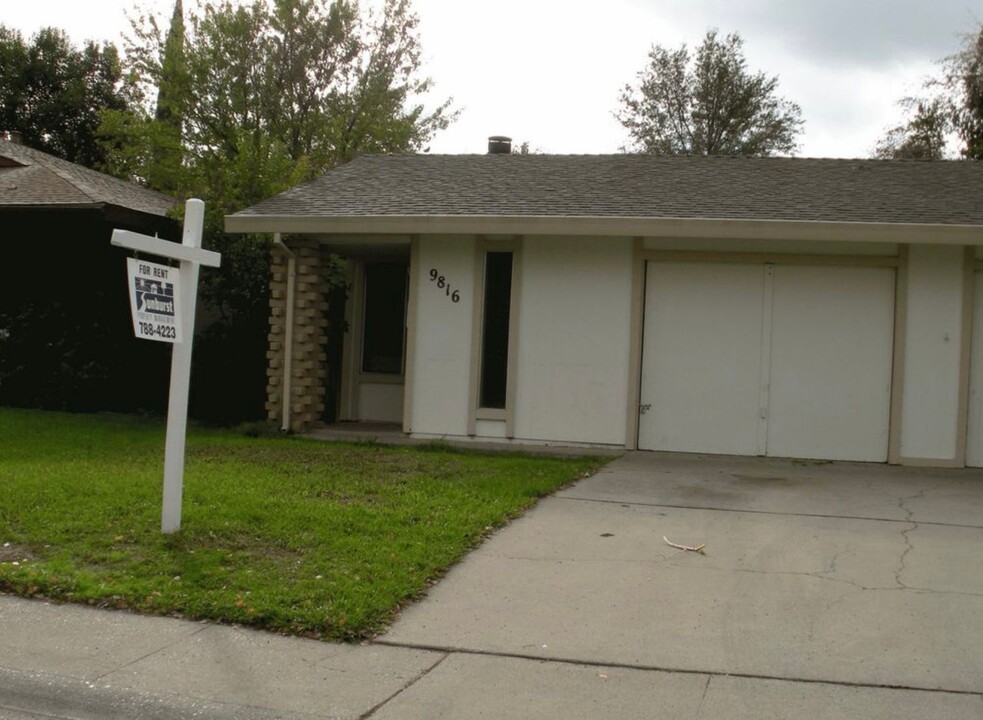 9816 Mars Way in Sacramento, CA - Foto de edificio