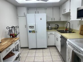 612 Bird Bay Dr S, Unit 211 in Venice, FL - Building Photo - Building Photo