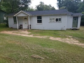 111 Circle Dr in East Dublin, GA - Building Photo