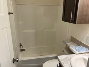 5215 Crestway Rd in Windcrest, TX - Foto de edificio - Building Photo