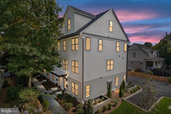 property at 909 N Irving St