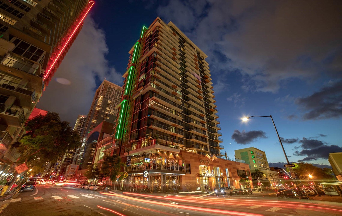 Ariel in San Diego, CA - Foto de edificio