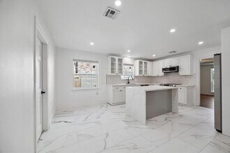 5731 S Braeswood Blvd in Houston, TX - Building Photo - Building Photo
