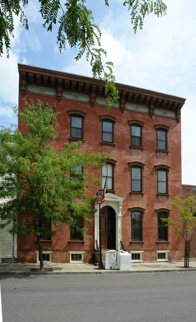 306 Warren St in Hudson, NY - Foto de edificio - Building Photo