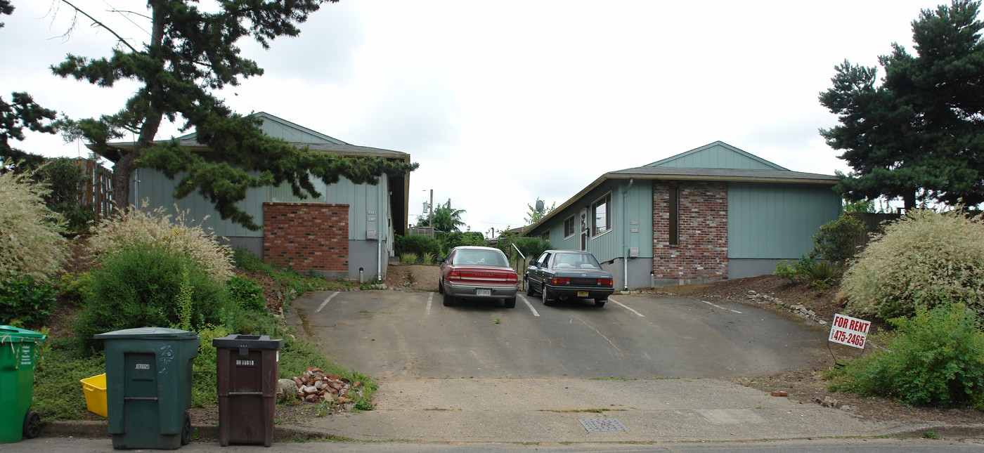 9004-9026 NE Oregon St in Portland, OR - Building Photo