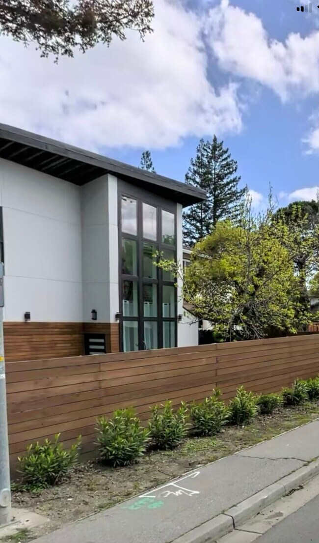 2449 Delaware Ave in Redwood City, CA - Foto de edificio - Building Photo