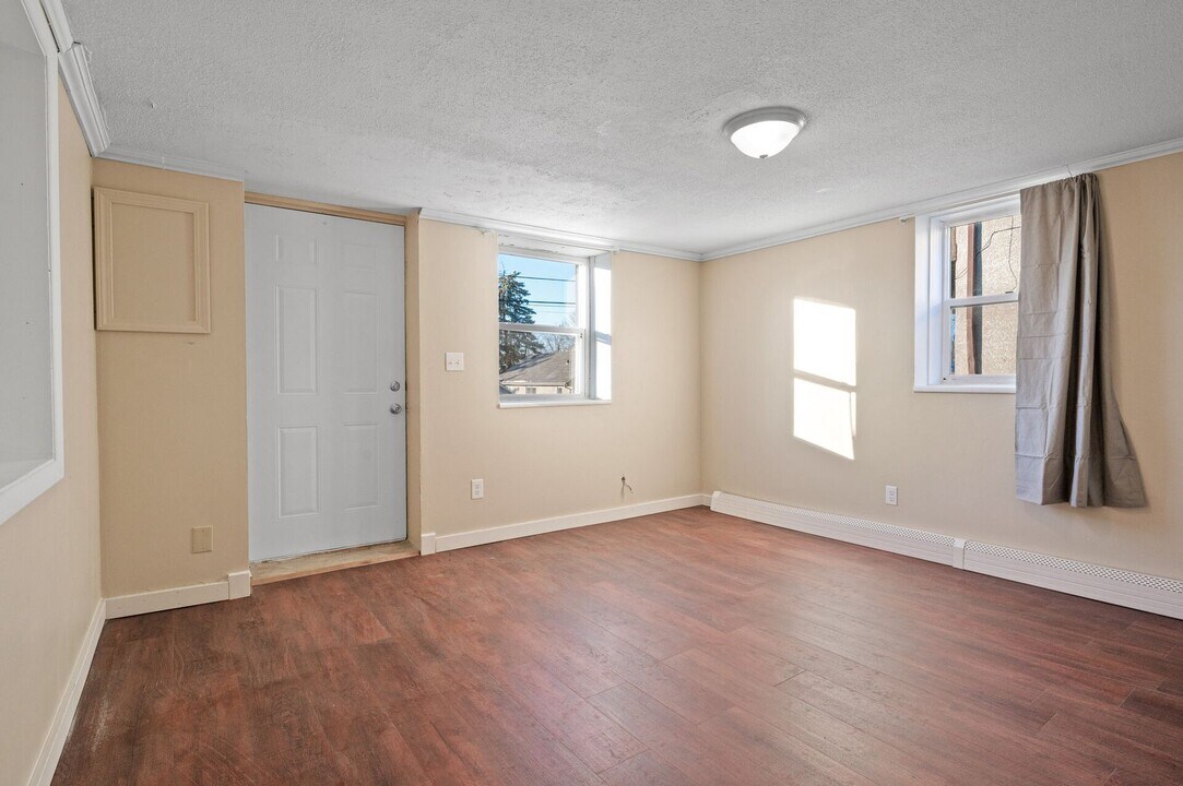 560 37th Ave NE-Unit -560 in Minneapolis, MN - Building Photo