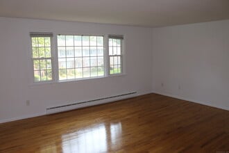 280 E Main St in Clinton, CT - Building Photo - Building Photo
