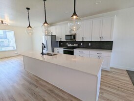 566 Lewski Ln in Bluffdale, UT - Building Photo
