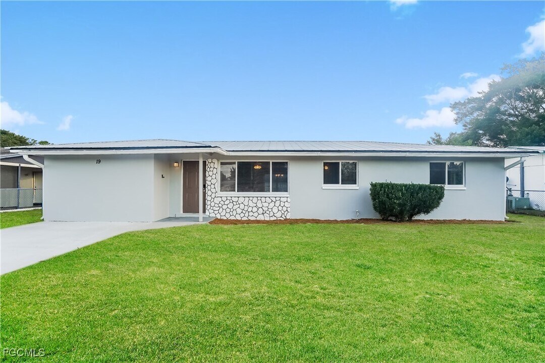 19 Kingsman Cir in Ft. Myers, FL - Building Photo