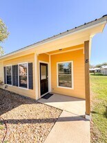 1100 W 16th St in Cameron, TX - Building Photo