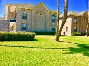 Las Violetas Town Home Apartments in Edinburg, TX - Foto de edificio - Building Photo