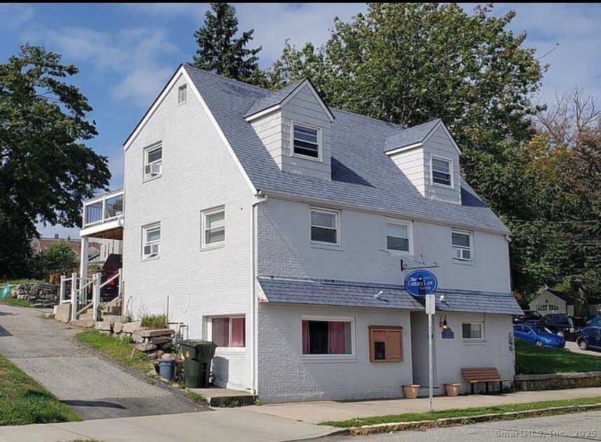 249 Pequot Ave in New London, CT - Building Photo
