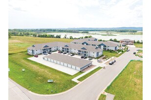 3950 Sunnyside Dr W, Unit 211 in La crosse, WI - Building Photo