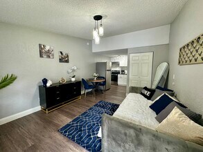 Pinellas Pines in Pinellas Park, FL - Building Photo - Building Photo
