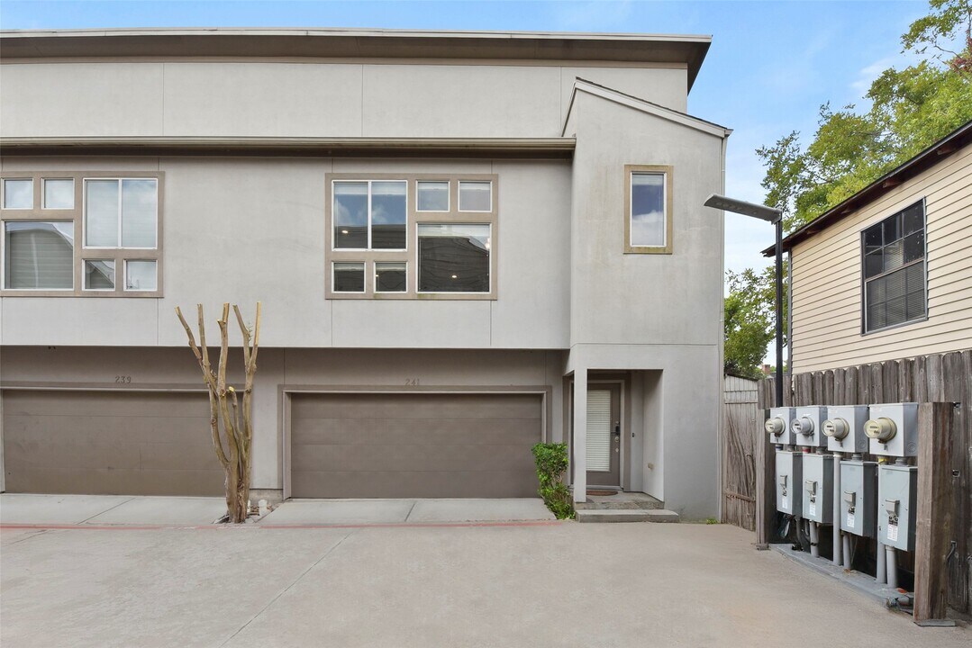 241 N Lenox St in Houston, TX - Building Photo