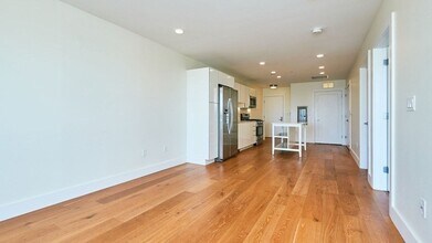 251 Meridian St, Unit #402 in Boston, MA - Building Photo - Building Photo