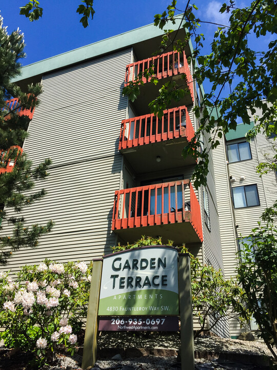 Garden Terrace Apartments in Seattle, WA - Building Photo