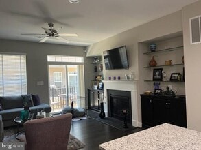 404 Ironsides Square SE in Leesburg, VA - Building Photo - Building Photo