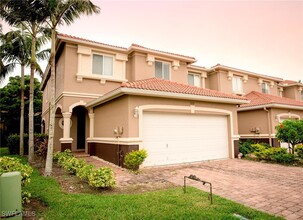 9797 Roundstone Cir in Ft. Myers, FL - Foto de edificio - Building Photo