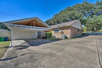 600 E Stone St in Brenham, TX - Building Photo - Building Photo