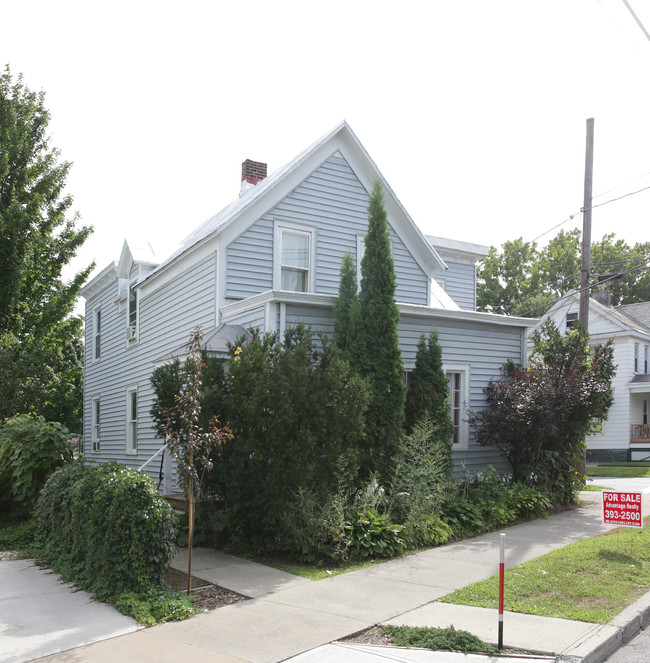 24 Lincoln Ave in Saratoga Springs, NY - Foto de edificio - Building Photo