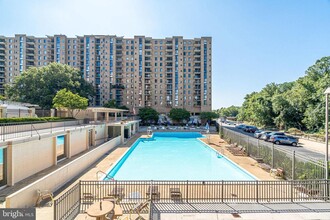 4600 S Four Mile Run Dr, Unit 535 in Arlington, VA - Building Photo - Building Photo