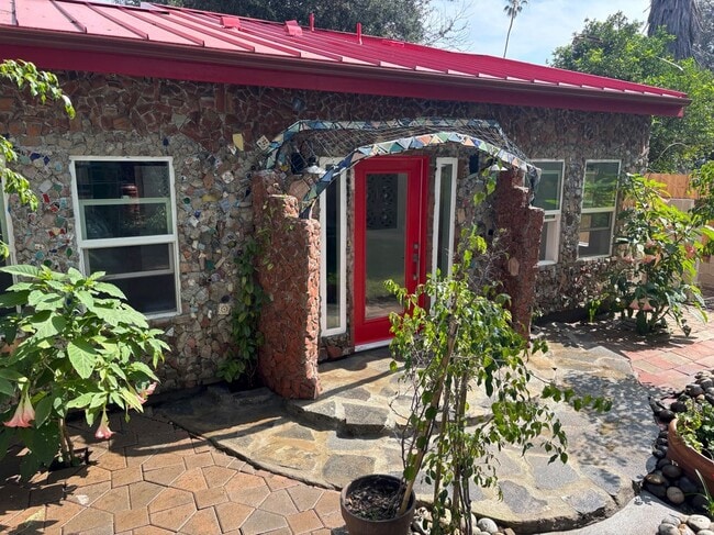 1802 N Raymond Ave in Pasadena, CA - Building Photo - Building Photo