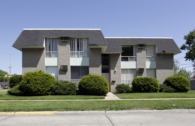 Silver Oak Apartments in Oak Park, MI - Building Photo - Building Photo