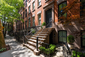 67 Charles St in New York, NY - Building Photo - Building Photo