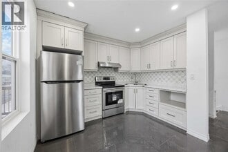 211 George St in Sarnia, ON - Foto de edificio - Building Photo