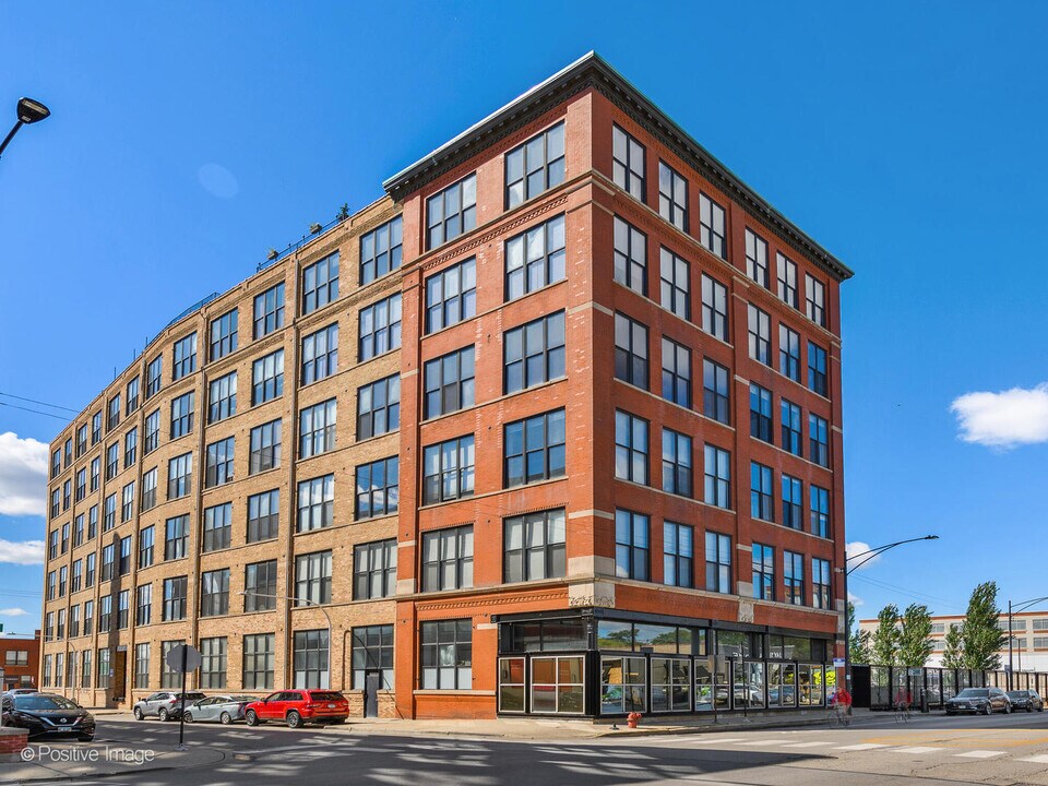 1872 N Clybourn Ave in Chicago, IL - Building Photo