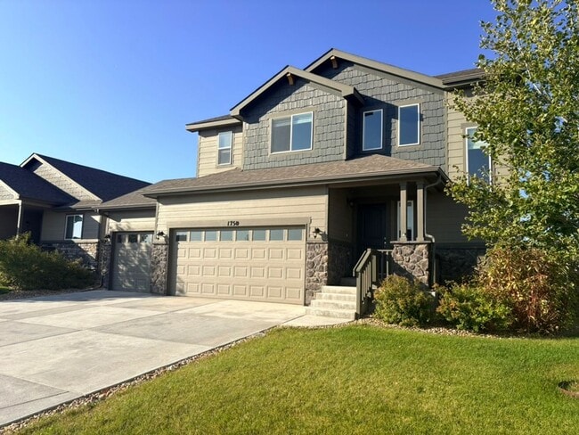 Beautiful 3 Bed, 2.5 Bath House in Windsor! in Windsor, CO - Building Photo - Building Photo