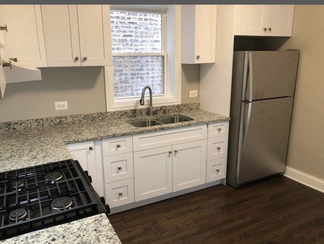 property at 4044 W Oakdale Ave