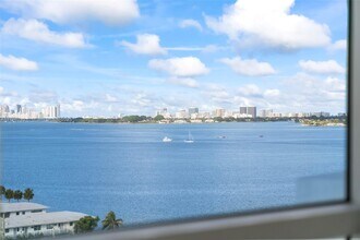 7910 Harbor Island Dr in North Bay Village, FL - Building Photo - Building Photo