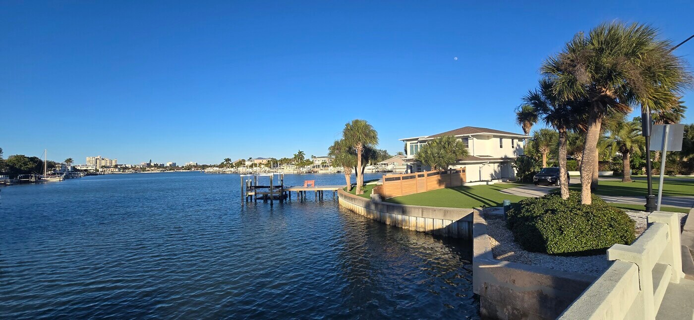 301 22nd St in Belleair Beach, FL - Building Photo