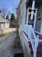 421 W Main St in Grass Valley, CA - Foto de edificio - Building Photo