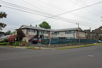 1935 SE Main St in Portland, OR - Foto de edificio - Building Photo